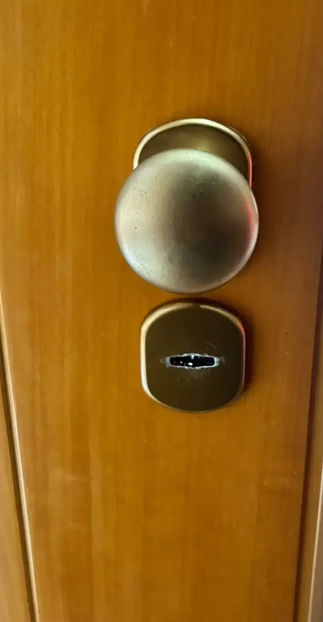 Detall d'un pany en una porta de fusta