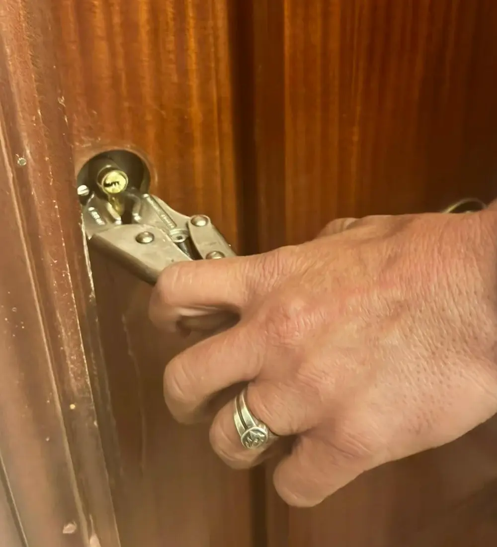 Primer pla d'una intervenció sobre un bombí de porta