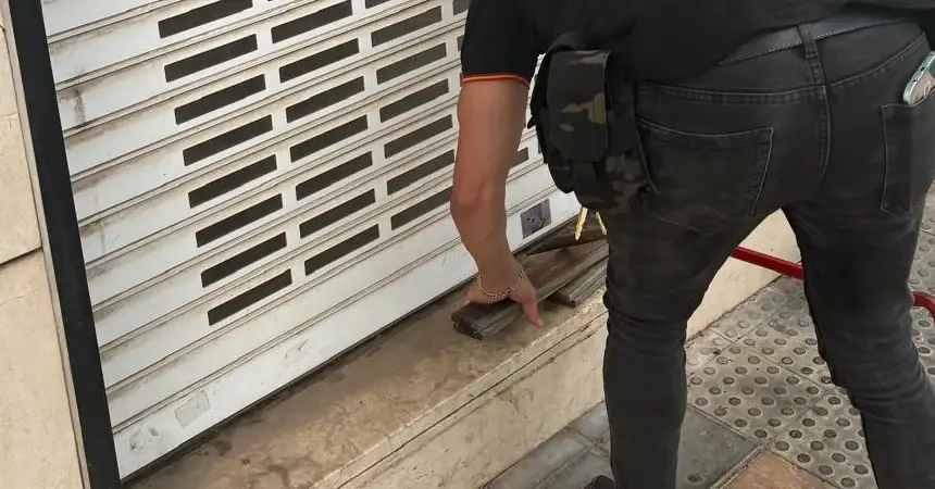 Detall del treball d'un professional en una persiana metàl·lica