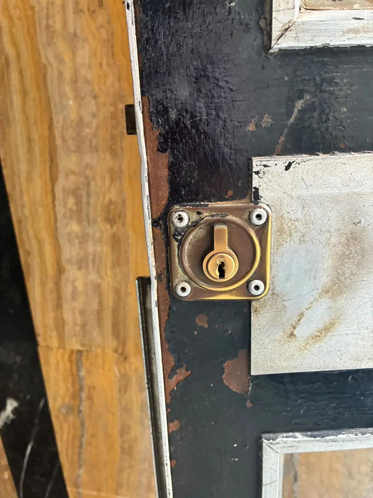 Pany reparat en una porta metàl·lica